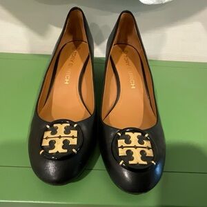 EEUC- TORY BURCH BLACK BLOCK HEEL  PUMPS